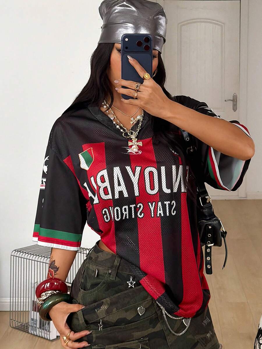 Coolane 女款夏季街頭風日常Y2K時尚運動休閒服開學穿搭透氣網眼數字圖案紅黑配色V領短袖T恤上衣女款圖案T恤 - 彩色 - 查看 1