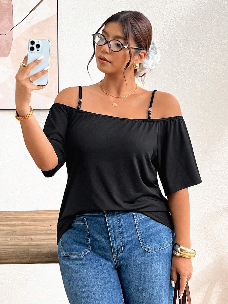 Lounesse Camiseta negra de mujer talla grande con diseño de cuentas, tirantes finos y hombros descubiertos, versátil para uso casual y de oficina, de manga corta - Negro - Ver 1