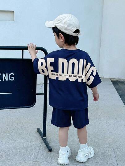 SHEIN 2pcs/Set Young Boy Casual Loose Street Style Big Letter Graphic Round Neck Short Sleeve T-Shirt And Shorts Set, Suitable For Commuting, School, Daily Casual Wear, Sports, Spring/Summer