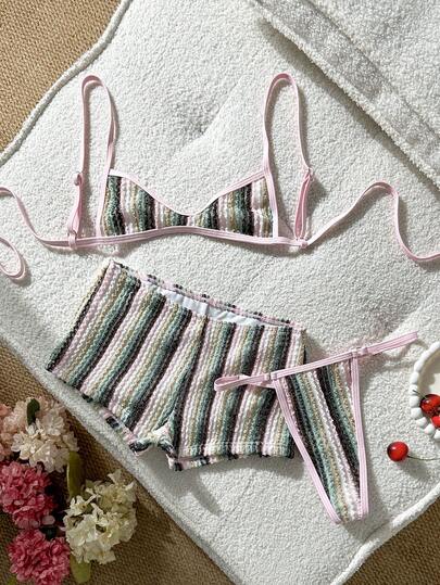 Swim Vcay Bộ bikini 3 món gợi cảm làm từ chất liệu đặc biệt: áo bikini siêu nhỏ, quần bikini buộc dây bên hông có thể điều chỉnh và quần short.