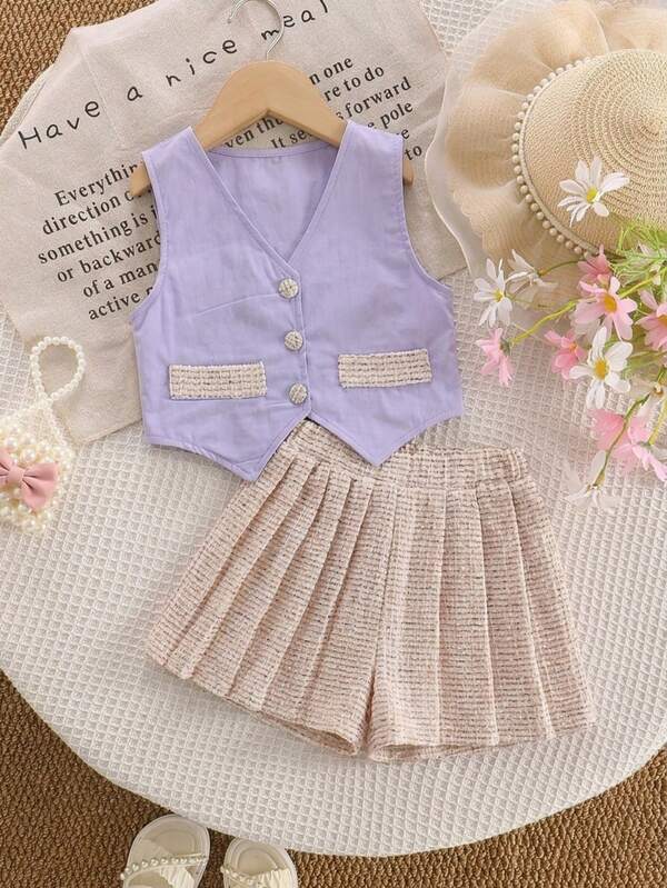 Conjunto de dos piezas para niña: chaleco sin mangas con cuello en V y botones, y falda plisada.