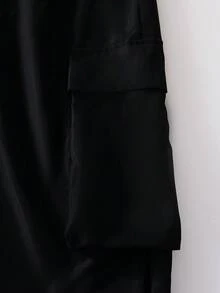 SHEIN 少女复古美式女孩套装上市啦！乳白色拼接黑色，甜美又酷炫的撞色设计，加州元素活力四射，粉白相间的数字贴布印花更添俏皮活泼。宽松短袖上衣适合各种身材，工装裤搭配大口袋，兼具实用性和时尚感，轻松打造美式校园女孩日常穿搭风格，是甜美酷女孩夏季衣橱的必备单品。 - 黑色 - 查看 8
