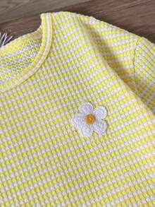SHEIN Conjunto de camiseta de cuello redondo con bordado floral a rayas y shorts informales para niña preadolescente - Amarillo - Ver 7
