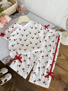 SHEIN 2pcs/Setelan Dua Potong Kasual Musim Panas untuk Bayi Perempuan: Atasan Lengan Pendek Kasual Motif Ceri dengan Pita dan Celana Panjang - MultiWarna - View 4