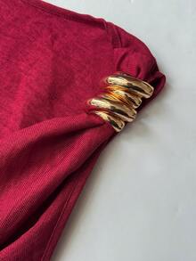 NU&NOW Camiseta de tirantes con cuello en V profundo, textura de tela sólida roja, decoración de hebilla metálica y pliegues, adecuada para salidas de primavera, verano y otoño, vacaciones en la playa, festivales de música, bodas, graduaciones, viajes, cumpleaños, fiestas, así como uso casual y de oficina para mujeres de talla grande. - Rojo - Ver 7
