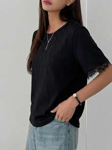 DAZY 女款夏季圓領短袖蕾絲拼接套頭休閒極簡風T恤 - 黑色 - 查看 3