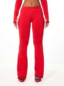 SUMWON WOMEN Quần legging ống loe cạp cao màu đỏ với đường may nổi màu đen tương phản và chi tiết đồ họa chữ viết. - Đỏ - Xem 2