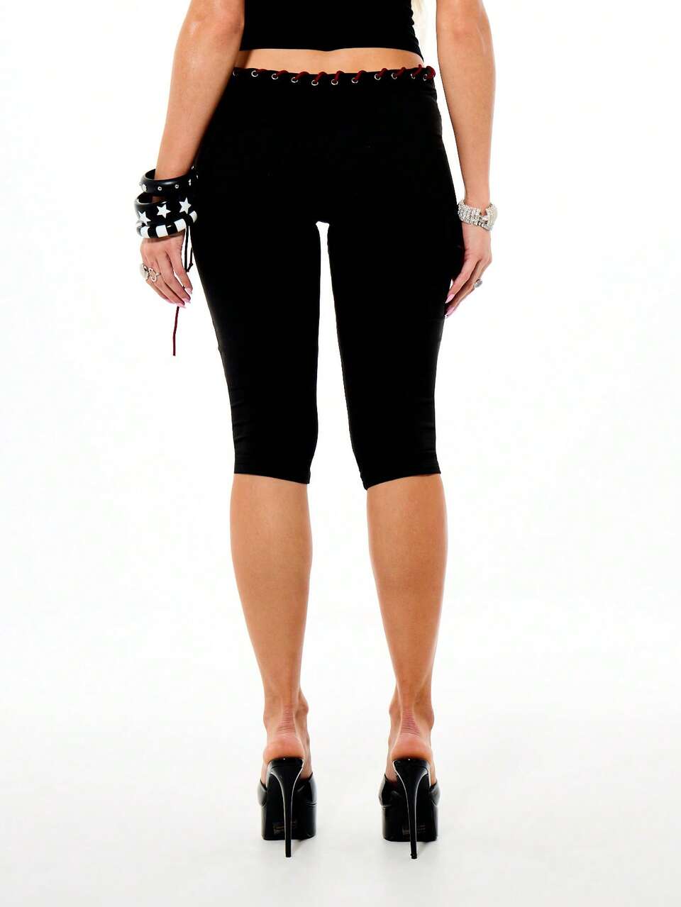 SUMWON WOMEN Leggings capri avec détail de laçage devant noir, taille haute avec dentelle rouge contrastante, stretch ajusté jusqu'au mollet