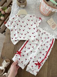 SHEIN 2pcs/Setelan Dua Potong Kasual Musim Panas untuk Bayi Perempuan: Atasan Lengan Pendek Kasual Motif Ceri dengan Pita dan Celana Panjang - MultiWarna - View 5