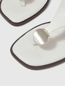 CUCCOO BIZCHIC Sandalias planas cómodas y resistentes al desgaste para mujer, versátiles, con detalles metálicos para uso en exteriores - Blanco - Ver 3
