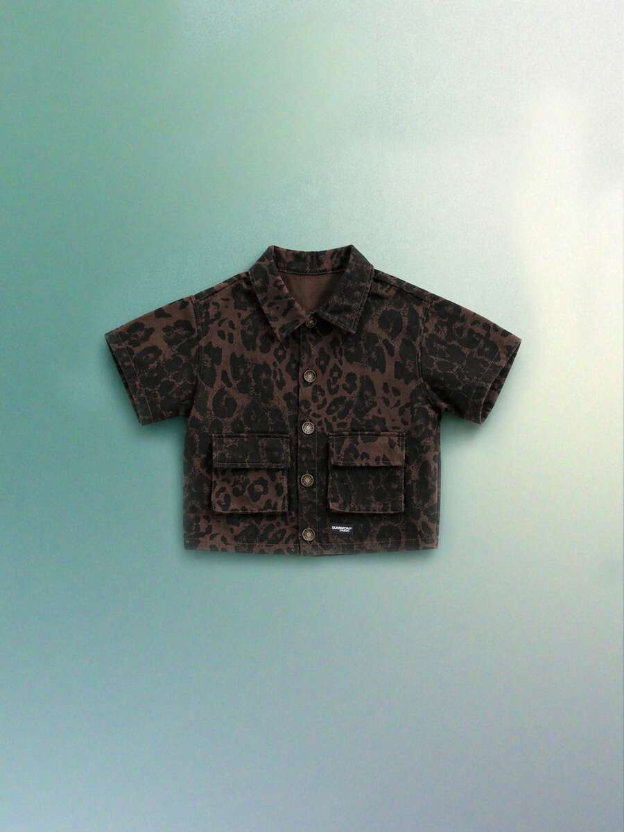 SUMWON Áo sơ mi denim tay ngắn cài cúc họa tiết da báo cho bé trai, cổ bẻ và có túi ngực, kiểu dáng thường ngày mùa hè. - màu nâu - Xem 1