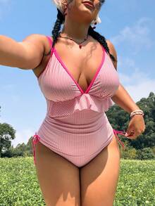 Swim Mod Bộ jumpsuit liền thân cỡ lớn dành cho nữ, ngọt ngào và dễ thương, tối giản, thích hợp cho kỳ nghỉ biển, màu hồng sọc, chất liệu đặc biệt, dây đeo màu hồng tương phản, cổ chữ V, bèo nhún, dây rút bên hông. - Hồng - Xem 3
