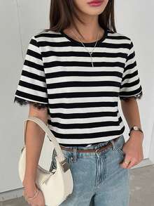 DAZY Camiseta casual de mujer con cuello redondo, manga corta y parches de encaje - Negro - Ver 2