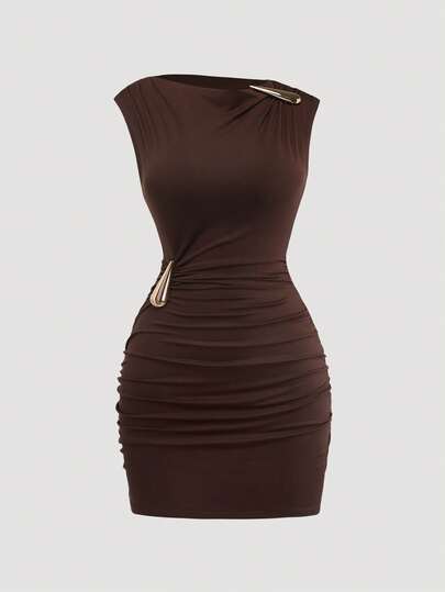 SHEIN Franclia Đầm ngắn xếp ly không tay màu nâu, chất liệu vải dệt kim ôm dáng thường ngày dành cho nữ, cổ áo bất đối xứng, có khuy trang trí kim loại.