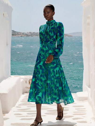 Aveloria Modichic Đầm midi chiffon in họa tiết hoa trừu tượng nhuộm tie-dye, tông màu xanh lá cây và xanh dương, phong cách cổ điển thanh lịch, cổ cao, tay dài, dáng chữ A xếp ly phía trước, đa năng cho công sở, dự tiệc và mặc thường ngày.