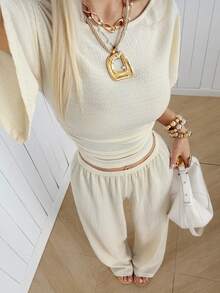 SHEIN EZwear Bộ đồ mặc nhà dành cho nữ gồm áo thun nhún eo có họa tiết và quần dài dệt kim kiểu dáng thoải mái. - Màu be - Xem 7