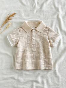 SHEIN Vintaside Kids 男婴休闲杏色纹理针织短袖polo衫。采用特殊纹理针织面料，独特的编织图案，领口纽扣设计方便穿脱，罗纹袖口。适合春夏穿着，婴幼儿服装，儿童服装，婴儿套装，婴儿上衣，男婴衬衫，6个月-3岁。 - 杏色 - 查看 7