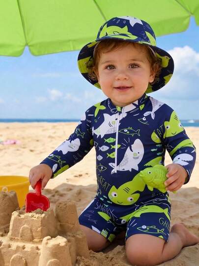 SHEIN GraphicGems 男童泳衣，可爱卡通恐龙印花长袖连体泳衣，配遮阳帽，适合夏季度假、海滩、冲浪、水上乐园等场合。
