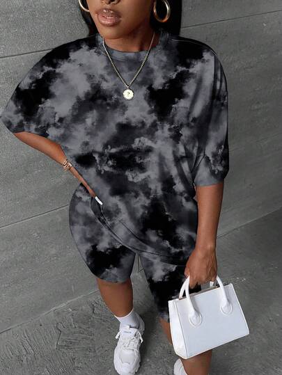 Slaydiva Bộ đồ 2 món thời trang nữ: Áo thun ngắn tay nhuộm màu tie-dye và quần short bó sát casual.