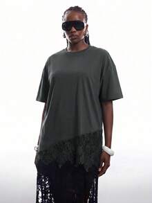 SHEIN EZwear 大码不对称下摆蕾丝宽松短袖T恤，夏季上衣，不对称蕾丝衬衫，女士大码T恤，深灰色 - 深灰色 - 查看 3