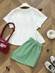 Bộ 2 món gồm áo thun cổ tròn cỡ lớn in hình bướm và quần short kẻ caro cạp chun. - Nhiều màu - Xem 2