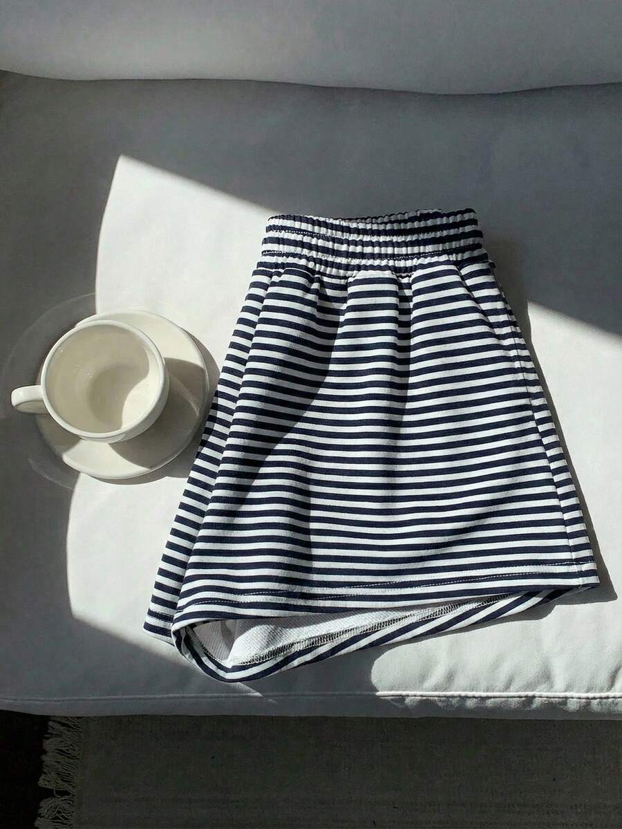 Comfortcana Quần short nữ dáng rộng cạp trung kẻ sọc xanh dương, thích hợp cho kỳ nghỉ, đi làm, đi hẹn hò, tụ họp, mùa thu/đông/hè, Giáng sinh, Năm mới, Lễ Tạ ơn, tiệc tùng, đám cưới, đi biển, lễ tốt nghiệp, v.v. Thời trang, thanh lịch, giản dị, đi chơi, hẹn hò, đặt chỗ, đi làm, sáng bóng, Ngày lễ tình nhân, sang trọng, kỳ nghỉ, giản dị, Y2K, đi chơi, lễ tốt nghiệp, v.v. - Nhiều màu - Xem 1
