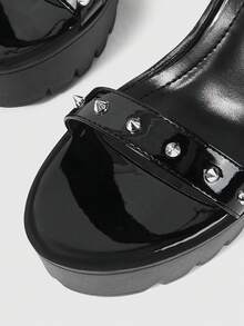 ROMWE Grunge Punk 女士时尚性感露趾高跟凉鞋，朋克哥特式优雅，金属铆钉单带设计，厚防水底，粗跟，春夏夜店派对/节日女士套脚鞋。 - 黑色 - 查看 4