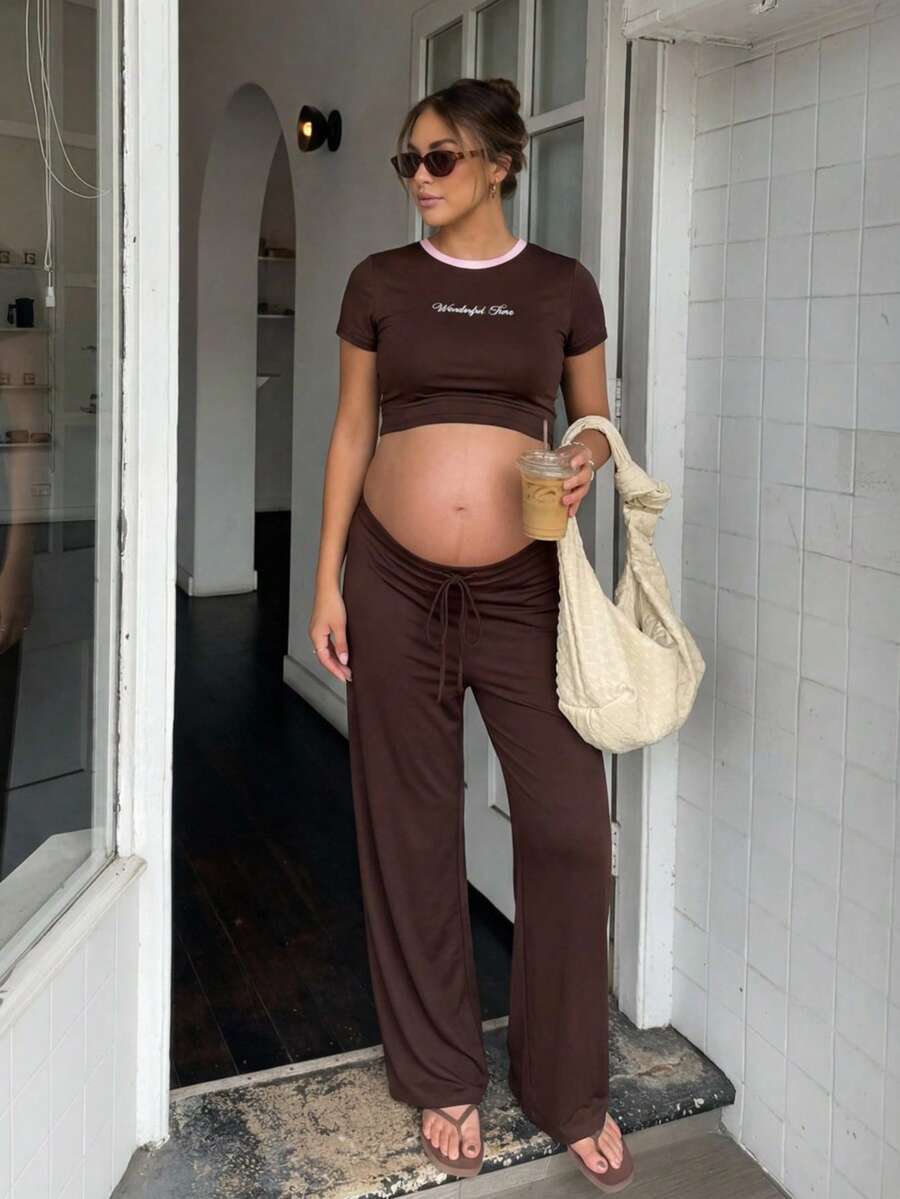 SHEIN 2件套孕妇休闲字母刺绣短袖T恤和裤子套装,夏季 - 棕色 - 查看 1
