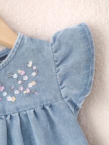 SHEIN Vintaside Kids 2026新款女童牛仔连衣裙，夏季时尚休闲风。浅牛仔蓝水洗，荷叶边袖口饰以花卉刺绣。宽松A字廓形。采用柔软轻盈的棉质牛仔面料制成，是女孩们的时尚必备单品。简约休闲风格，适合夏季穿着，日常拍照、外出、派对、音乐节、度假等各种场合。 - 淺色水洗藍 - 查看 6