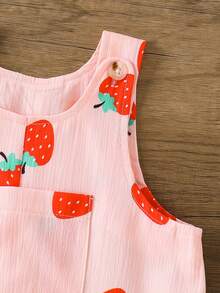 SHEIN Vintaside Kids 女嬰粉色草莓印花吊帶褲 寬鬆連身褲 寬腿慵懶吊帶長褲 胸前口袋 可愛嬰幼兒單件衣裝 - 淺粉色 - 查看 6