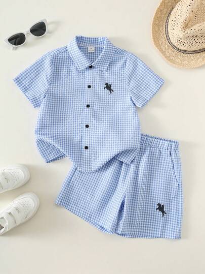 Bộ 2 món cho bé trai, áo sơ mi cổ bẻ tay ngắn và quần short kẻ caro xanh dương dễ thương, thoải mái, thích hợp mặc hàng ngày vào mùa xuân/hè, chơi thể thao, đi chơi, đến trường, dự tiệc, lễ hội, chụp ảnh, tựu trường, kỳ nghỉ, đi biển.