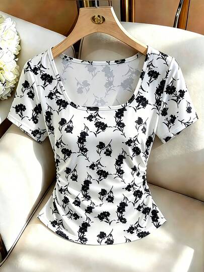 SHEIN Elenzya Camiseta floral elegante, versátil y juvenil para vacaciones con cuello cuadrado, mangas cortas, cintura fruncida y diseño estilizante, con base en color albaricoque y estampado floral negro en estilo ditsy