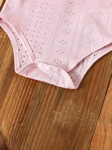 SHEIN Bộ áo liền thân ren khoét lỗ màu hồng cho bé gái, tay ngắn với cổ áo ren trắng tinh tế, chất liệu mềm mại, thoải mái cho trẻ sơ sinh, phù hợp cho mặc hàng ngày, chụp ảnh và đi chơi, kiểu dáng dịu dàng và ngọt ngào, dễ dàng tạo nên vẻ ngoài đáng yêu. - Hồng - Xem 5