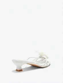 Eladyva Giày sandal cao gót nữ mới, đính hoa 3D màu vàng, kiểu dáng thanh lịch, gót thấp, phù hợp cho đi biển, dự tiệc, hẹn hò và mùa cưới, có thể phối cùng bikini, váy, sandal cao gót mùa hè thanh lịch, giày cao gót cô dâu, giày cao gót kiểu "mèo con". - Màu trắng với hoa sứ - Xem 8
