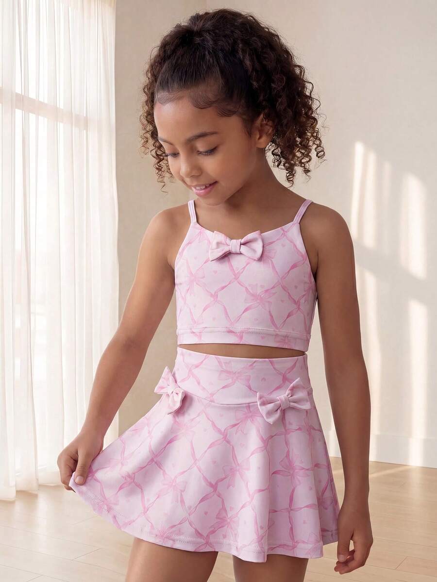 SHEIN Conjunto activo de niñas jóvenes con lazo rosa - Conjunto de top y falda con diseño de lazo y estampado de raqueta, tela elástica y suave a la piel, perfecto para deportes al aire libre, juegos en el patio y uso casual - Rosa - Ver 1