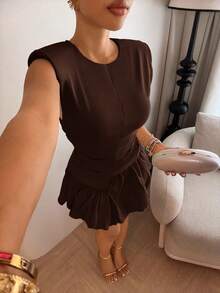 Slaydiva Vestido mini elegante de mujer marrón oscuro de verano sin mangas con cuello redondo, plisado lateral en los hombros, diseño de capullo de flor y patchwork asimétrico para salir de noche - Marrón - Ver 6