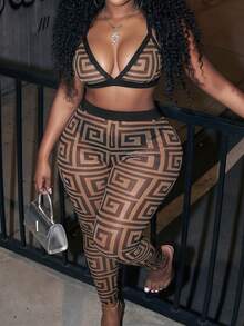 Slaydiva Bộ đồ hè thanh lịch dành cho nữ gồm 2 mảnh, gợi cảm với họa tiết logo, áo bikini tam giác màu đen có dải logo + quần legging lưới xuyên thấu cạp cao in logo, trang phục dự tiệc đêm, đi chơi, phong cách ôm sát, thời trang đường phố sành điệu dành cho nữ. - màu đen - Xem 4
