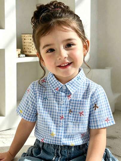 SHEIN Áo sơ mi trắng tay ngắn in họa tiết kẻ caro thắt nơ dành cho bé gái của Playful Pals, chất liệu mềm mại, thích hợp cho đi học, nghỉ lễ, trang phục mùa hè, du lịch, dự tiệc, mùa xuân/hè, dã ngoại, kỳ nghỉ, trang phục mùa hè. Có thể dùng làm quà tặng cho các chuyến đi chơi, mặc hàng ngày, thể thao, tiệc tùng, quà sinh nhật, váy tốt nghiệp, trang phục thanh lịch.