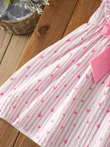 SHEIN Vintaside Kids 女童蓝白条纹方领荷叶袖连衣裙，饰有3D蝴蝶结，通体蝴蝶结印花，清新甜美法式宽松休闲公主裙，夏季 - 粉色 - 查看 7