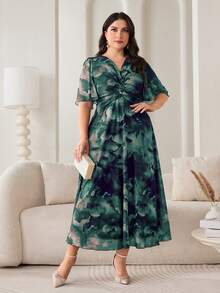 Modelyn Robe élégante à manches courtes pour femmes grandes tailles avec imprimé floral et design torsadé, ourlet à volants - Vert sapin - Voir 4