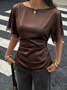 SHEIN PETITE CURVE Áo sơ mi nữ cỡ lớn màu nâu satin phối ren eo, thích hợp cho mùa xuân/hè. Phong cách retro hiện đại, áo kiểu tay ngắn màu nâu lụa sang trọng với cổ tay áo ren. Hoàn hảo cho công sở, đi làm hàng ngày, hẹn hò và dự tiệc. Áo mùa hè. - màu nâu - Xem 4