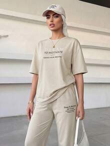 Mulvari Bộ đồ nữ gồm áo thun cổ tròn in chữ và quần dài, kiểu dáng thường ngày, gồm 2 món. - Màu be - Xem 6