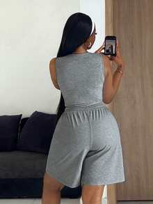 SHEIN PETITE CURVE 大尺碼女款灰色兩件套，米蘭標語印花圓領無袖背心與寬腿短褲，夏季日常穿搭，黑色哥德風Y2K針織套裝 - 灰色 - 查看 3