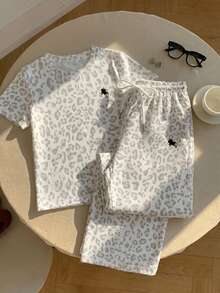 SHEIN EZwear 两件套复古白色豹纹圆领短袖上衣和条纹印花长裤，休闲套装，适合日常街头穿搭、通勤、约会、聚会，适用于夏季、秋季、冬季、圣诞节、新年、感恩节、派对、婚礼、海滩、毕业典礼等场合，时尚、优雅、休闲、外出、约会、预订、通勤、闪亮、情人节、优雅、度假、休闲、Y2K、外出、毕业典礼等场合。 - 彩色 - 查看 4
