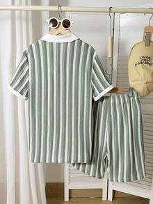 SHEIN Genkimix Kids 男童夏季休闲度假华夫格纹理撞色条纹印花短袖Polo衫和短裤套装 - 綠色 - 查看 2