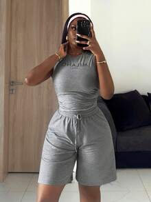 SHEIN PETITE CURVE 大尺碼女款灰色兩件套，米蘭標語印花圓領無袖背心與寬腿短褲，夏季日常穿搭，黑色哥德風Y2K針織套裝 - 灰色 - 查看 10