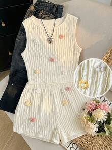 SHEIN Bộ đồ mùa hè thoải mái cho bé gái, chất liệu dệt kim jacquard họa tiết hoa 3D, gồm áo hai dây và quần short, họa tiết hoa 3D, kiểu dáng ôm sát, thích hợp cho kỳ nghỉ. - Màu be - Xem 2