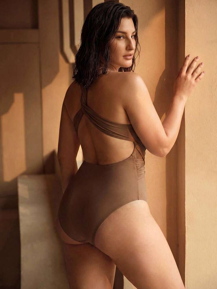 ELEGANT DEEP V-NECK WAIST SLIMMING BACKLESS TWIST DETAIL PLUS SIZE ONE-PIECE SWIMSUIT FOR BEACH VACATION