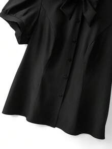 SHEIN CURVE+ Camisa elegante de unicolor con mangas de pétalo y decoración de lazo para mujer de talla grande, verano - Negro - Ver 7