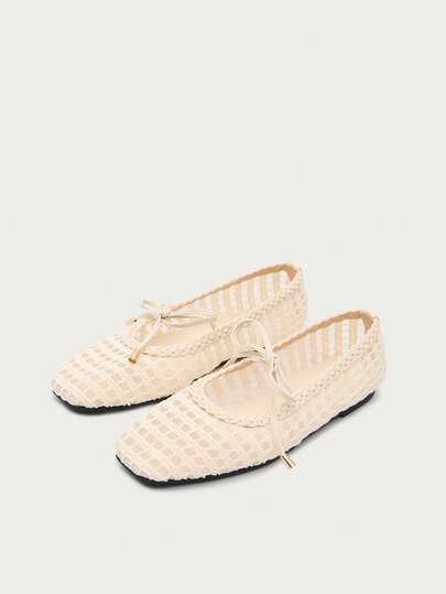 Nöista Minimalist Flat Shoe In An Off-White Tone, Crafted With Woven Textile And Mesh Detailing.
Features A Delicate Braided Trim And Adjustable Lace-Up Front For A Refined Finish.
The Lightweight Design Adds A Modern, Feminine Touch, Ideal For Casual Or Dressy Looks.